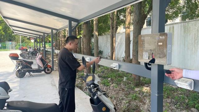 中厚信息科技助力金山石化街道，新建200个充电位集中充电棚正式启用